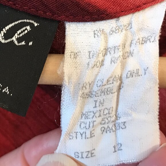 Benjamin A. Geometric Crepe Blouse: Vintage Red Floral Close-Fit Top, Size 12 - Picture 5 of 8